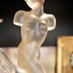 Jak poznat starožitné sklo? Jako tento sběratelský předměty - art deco styl, skleněná platika "Torzo", Eleonore von Rommel,